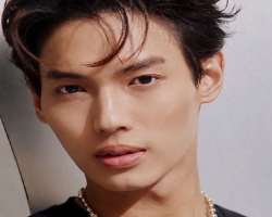 The actor got a bruise on his eyebrow when he was returning home from his school looking at his friend and banging at the door. He got eight stitches 